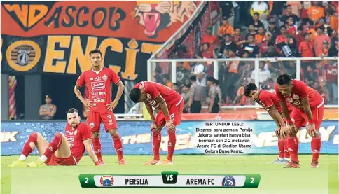  ??  ?? TERTUNDUK LESU: Ekspresi para pemain Persija Jakarta setelah hanya bisa bermain seri 2-2 melawan Arema FC di Stadion Utama Gelora Bung Karno.