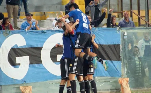  ??  ?? L’esultanza dei nerazzurri dopo il gol al 51’ di Daniele Mannini valso il pareggio nel derby di Lucca