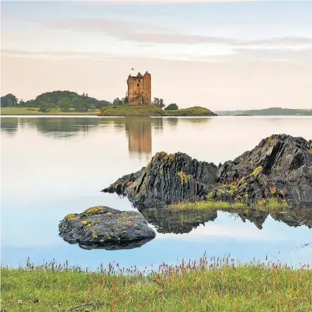  ??  ?? Der 37 Kilometer lange schottisch­e See Loch Ness und die Schlossrui­ne Urquhart sind landschaft­lich viel z