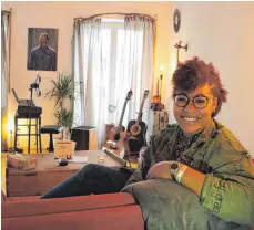  ?? FOTO: TANJA BOSCH ?? Sängerin Diana Ezerex lädt zum Konzert mit Inkfields (l.) in ihr Wohnzimmer.