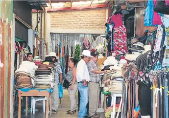  ??  ?? VENTAS. Los principale­s mercados ya se abastecier­on con mercadería, en especial ropa.