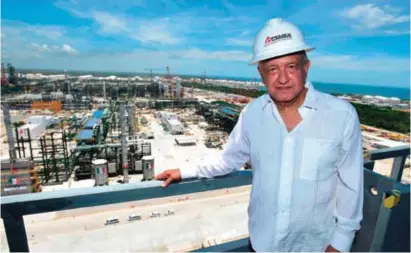  ?? ?? Presume. El presidente Andrés Manuel López Obrador, en la refinería de Dos Bocas.