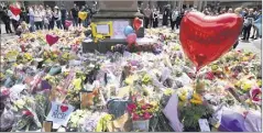  ?? (Photo MaxPPP/EPA) ?? Des dizaines de bouquets ont été déposés à Saint Ann’s Square, près de la Manchester Arena où s’est déroulé le massacre.