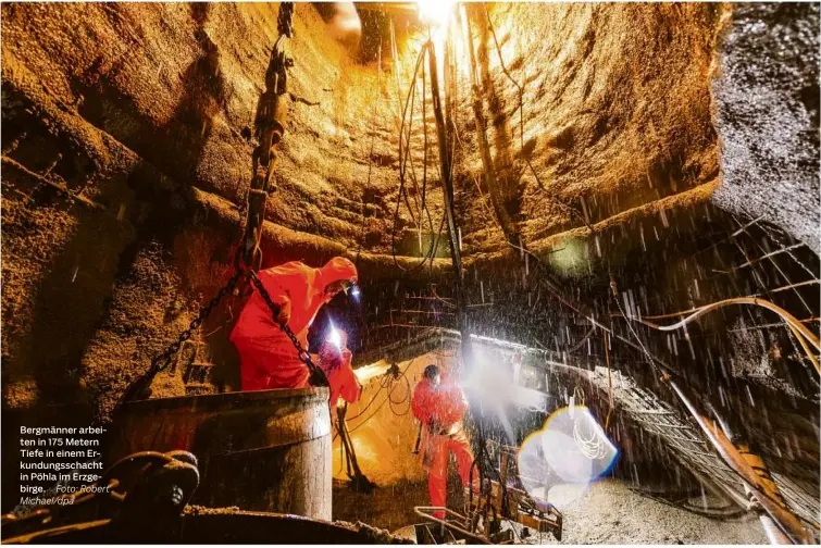  ?? Foto: Robert Michael/dpa ?? Bergmänner arbeiten in 175 Metern Tiefe in einem Erkundungs­schacht in Pöhla im Erzgebirge.