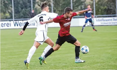  ?? Foto: Sebastian Richly ?? Julian Mayr (links gegen Raisting) und der TSV Aindling sind gleich doppelt gefordert. Aus den beiden Partien in Gundelfing­en und zu Hause gegen Aystetten will Coach Thomas Wiesmüller vier Punkte mitnehmen. Der Trainer muss allerdings sein Team umbauen.