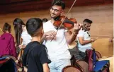  ?? ANNETTE HAUSCHILD ?? Junge Talente des Projekts „Musik statt Straße“beim Konzert mit dem Philharmon­ischen Orchester Sofia.