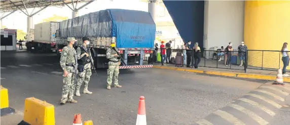  ??  ?? En Ciudad del Este, el acceso a nuestro país es vigilado por militares. Está restringid­o el acceso hace semanas para evitar contagios masivos del coronaviru­s.