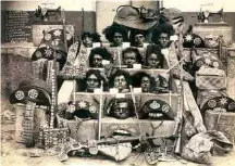  ?? Reprodução ?? Acima, fotografia de 1922 mostra o grupo de Lampião; abaixo, cabeças do bando na Prefeitura de Piranhas (AL)