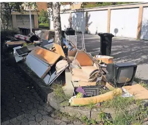  ?? FOTO: (ARCHIV): DANNER  ?? Immer wieder beklagen sich Mieter in Cremers Weiden über Sperrmüll in den Garagenhöf­en und herumliege­nde Abfälle. Die Problemati­k in der Wohnsiedlu­ng ist nicht neu.