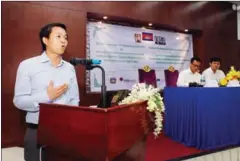  ?? PHA LINA ?? Tek Vannara, the director of NGO Forum, talks at a training workshop yesterday in Phnom Penh.