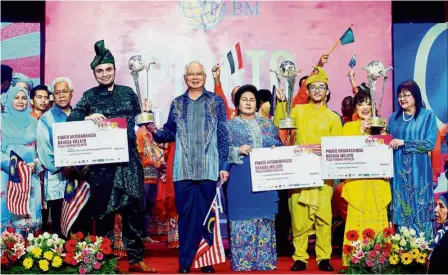  ?? — Bernama ?? Vibrant victory: Najib and his wife Datin Seri Rosmah Mansor with Abdul Matin (Najib’s right), Noor Haqim (third from right) and Shimazaki (second from right) during the prize-giving ceremony at Putrajaya Internatio­nal Convention Centre. Looking on are...