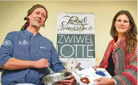  ?? ARCHIV-FOTO: DANIEL VOLKMANN ?? Sven Sippel, alias Käpt’n Schnippler, mit Antje Wollenhaup­t, die mit ihrer Natur- und Kunstwerks­tatt in Thamsbrück das Projekt mit umsetzt.