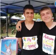  ?? ?? Jason (14) en Justin (16) Barnard is albei outisties. Hulle sal in die volgende paar weke by talle markte in die Mosselbaai omgewing te sien wees waar hulle “Art for Autism” te koop aangebied word.