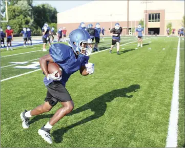  ?? AZALEA ANDRADE/RIVER VALLEY & OZARK EDITION ?? Conway sophomore wide receiver Caden Henderson catches the ball and runs with it after a practice play.