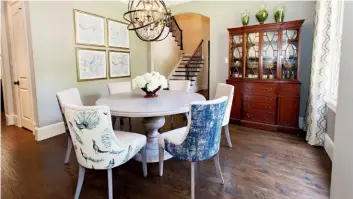  ?? PHOTOS: MELANIE JOHNSON/ABBE FENIMORE/THE ASSOCIATED PRESS ?? Some homeowners opt to have no rug in their dining room to avoid worry over spills and stains, says Dallasbase­d interior designer Abbe Fenimore, who added warmth to this dining room with upholstere­d chairs and drapes, rather than a rug.