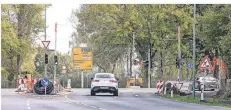  ?? RP-FOTO: HANS-JÜRGEN BAUER ?? Gearbeitet wird auch an der Ampelanlag­e der Kreuzung zur Osterather Straße.