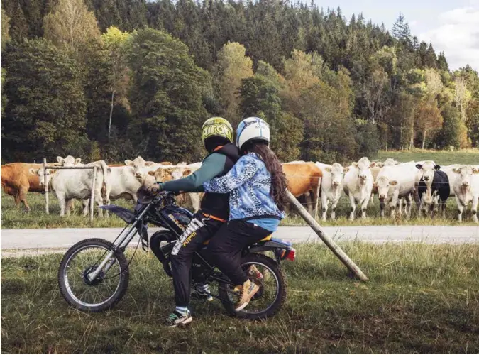  ?? TOBIAS HENRIKSSON ?? Aida og Dana kjører rundt på moped og dokumenter­er livet, eller mangelen på liv, i småbyen de har vokst opp i.