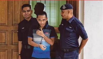  ?? PIC BY NURUL SYAZANA ROSE RAZMAN ?? The accused, Muhammad Irwan Abdul Jalil (centre), being taken to the magistrate’s court in Kuala Kubu Baru yesterday.