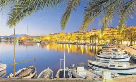  ?? FOTO: IMAGO IMAGES/RAINER MIRAU ?? Bald dürfte der Trubel wieder losgehen – auch in Port d’Alcudia, dem bezaubernd­en Hafen im Süden Mallorcas.