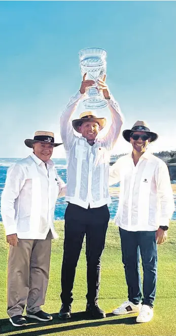 ?? ?? Matt Wallace levanta el trofeo de campeón. A su izquierda, Don Frank Rainieri, fundador y Chairman of the Board del Grupo Puntacana, y Frank Elías Rainieri, presidente y CEO del Grupo Puntacana.
