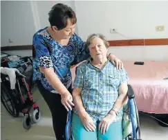  ?? Picture: Jackie Clausen ?? Eileen Drever, in a wheelchair, with her sister, Rose Andrew.