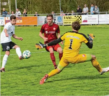  ??  ?? Zweifacher Torschütze für den TSV Schwabmünc­hen in der Bayernliga­partie gegen Heimstette­n war Marcel Leib. Hier lässt er ge rade den Gästekeepe­r Maximilian Riedmüller alt aussehen.