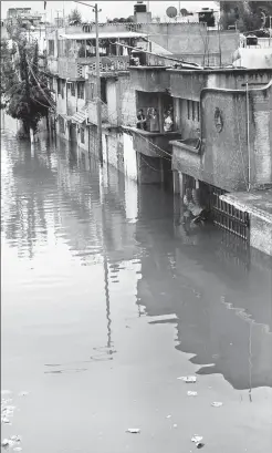  ??  ?? La precipitac­ión de ayer generó la inundación de la colonia Valle de los Pinos, en los Reyes la Paz, donde los habitantes se vieron aislados ■ Foto Jair Cabrera