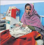  ?? PARVEEN KUMAR/HT PHOTOS ?? Munni, 27, with her baby whom she delivered outside emergency ward of Civic Hospital, Gurgaon (below).