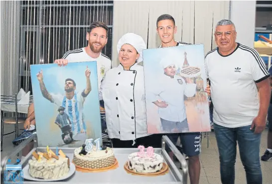  ?? instagram ?? Messi junto con la cocinera Antonia, el sparring Nehuén Pérez y Claudio “Chiqui” Tapia