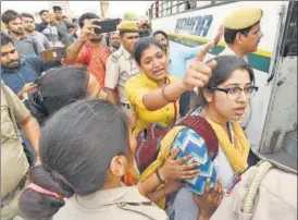  ?? RAJ K RAJ/HT PHOTO ?? Supporters of the family and other parents had protested in front of the school in east Delhi on Thursday demanding immediate action against the teachers.