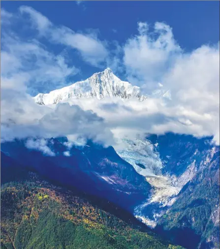  ?? XU DONG / FOR CHINA DAILY ?? Mingyong glacier, located on a subsidiary peak of the Meili Snow Mountain in Yunnan province, in October 2009.