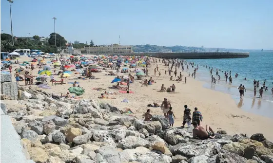  ?? ?? Paço de Arcos é uma das quatro praias do concelho de Oeiras distinguid­as com a Bandeira Azul.