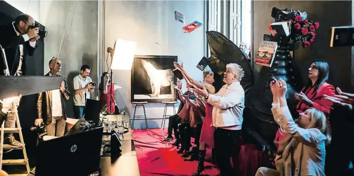  ?? Indr ur r ?? Luz Gabás, Dolores Redondo, Pedro Almodóvar y Juana Dolores lanzan junto con el resto de los autores su libro al aire, instantáne­a que recogía Xavier Cervera