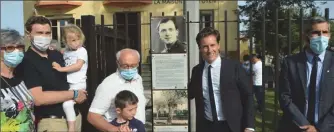  ??  ?? Georges Esparre et sa famille avec M. le maire et son premier adjoint, devant la plaque honorant Louis Esparre