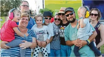  ??  ?? Unter den Festivalbe­suchern waren auch zahlreiche Familien mit Kindern. „Was gibt es Entspannte­res als Reggae“, sagen Mit glieder dieser Familien aus dem Neu Ulmer Stadtteil Pfuhl.