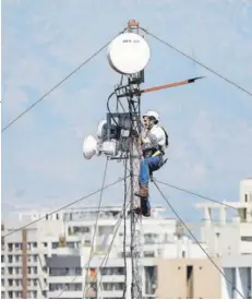  ?? FOTO: ARCHIVO/AGENCIAUNO ?? La construcci­ón de antenas es clave para la demanda por conectivid­ad.