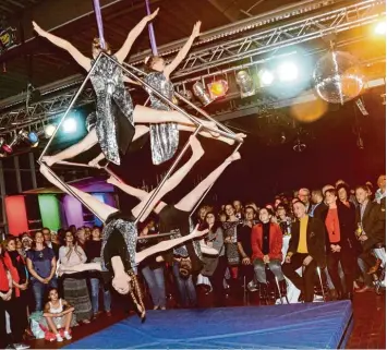  ?? Fotos: Reinhold Radloff ?? Fasziniere­nde Akrobatik bot die LEWAZi Gruppe der Leonhard Wagner Schulen nicht nur an diesem Metallwürf­el bei der Oldti mer Jazz Night im Autohaus Medele Schäfer in Schwabmünc­hen.