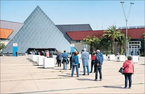  ?? CÉSAR RANGEL ?? Colas ayer en el recinto de Fira de Cornellà de gente que había reservado alguna de las citas disponible­s para vacunarse