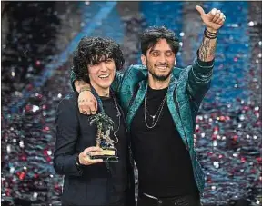  ??  ?? ##JEV#153-266-http://bit.ly/2EXpDMa##JEV# Le duo vainqueur Ermal Meta (à g.) et Fabrizio Moro, au théâtre Ariston.