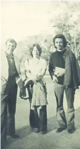  ??  ?? Roberto Bolaño (a la derecha) con el poeta Juan Cervera y Victoria Soto en Chapultepe­c.