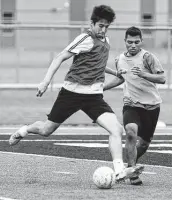  ?? Gustavo Huerta / Staff photograph­er ?? Kingwood Park senior Jesus Cervantes, left, is among the Panthers’ leading scorers this season.