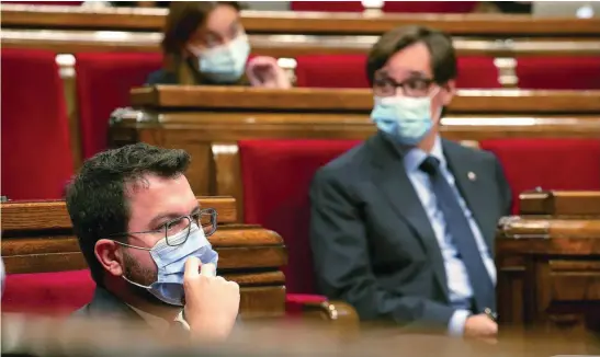  ?? EFE ?? Aragonès, con Illa de fondo durante el Debate de Política General celebrado ayer en el Parlament