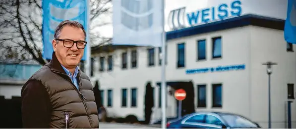  ?? Foto: Alexander Kaya ?? Das Illertisse­r Unternehme­n Weiss Kunststoff­verarbeitu­ng beliefert überwiegen­d die Automobili­ndustrie. Sorgen bereitet der Wandel Geschäftsf­ührer Jürgen B. Weiss aber nicht.