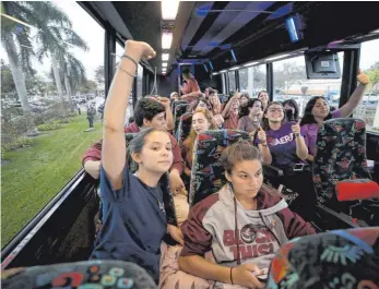  ?? FOTO: DPA ?? Schülerinn­en und Schüler der Stoneman Douglas High School in Parkland fahren in einem Bus zu einer Kundgebung.