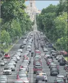  ??  ?? Los aficionado­s colchonero­s, en sus vehículos, tiñeron Madrid de rojiblanco en la tarde del domingo para celebrar la conquista de Laliga
FOTOS:SIRVENT