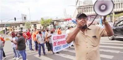  ?? Roberto Barrios / El Siglo ?? Conductore­s, que protagoniz­aron el paro de labores, protestaro­n ayer afuera de la Asamblea Nacional.