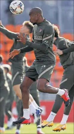  ??  ?? Kondogbia se ejercita en el entrenamie­nto de ayer.