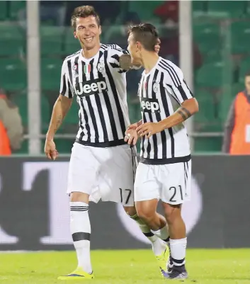  ??  ?? Mario Mandzukic, 29 anni, festeggia gol del vantaggio bianconero con Paulo Dybala, 22 anni, autore dell’assist