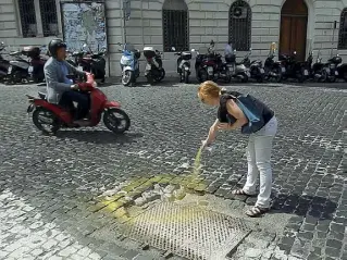  ??  ?? In centro Un’altra buca segnalata, all’angolo fra via Panisperna e via Milano (LaPresse)