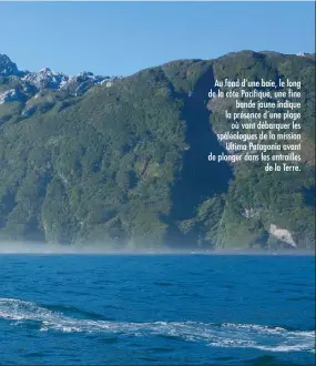  ??  ?? Au fond d’une baie, le long de la côte Pacifique, une fine bande jaune indique la présence d’une plage où vont débarquer les spéléologu­es de la mission Ultima Patagonia avant de plonger dans les entrailles de la Terre.